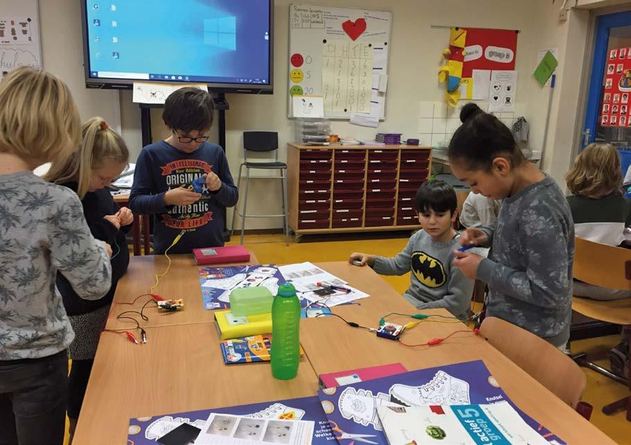 Leerlingen van Wethouder Van Eupen in Eindhoven werken samen aan een techniekproject in de klas. Leerlingen van Wethouder Van Eupen in Eindhoven werken samen aan een techniekproject in de klas.