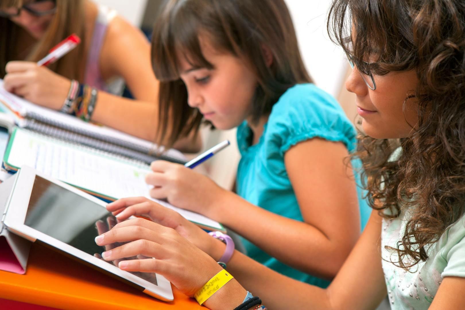 Leerlingen van ZML de Ark Oud-Beijerland aan het studeren met een tablet en schriften. Leerlingen van ZML de Ark Oud-Beijerland aan het studeren met een tablet en schriften.