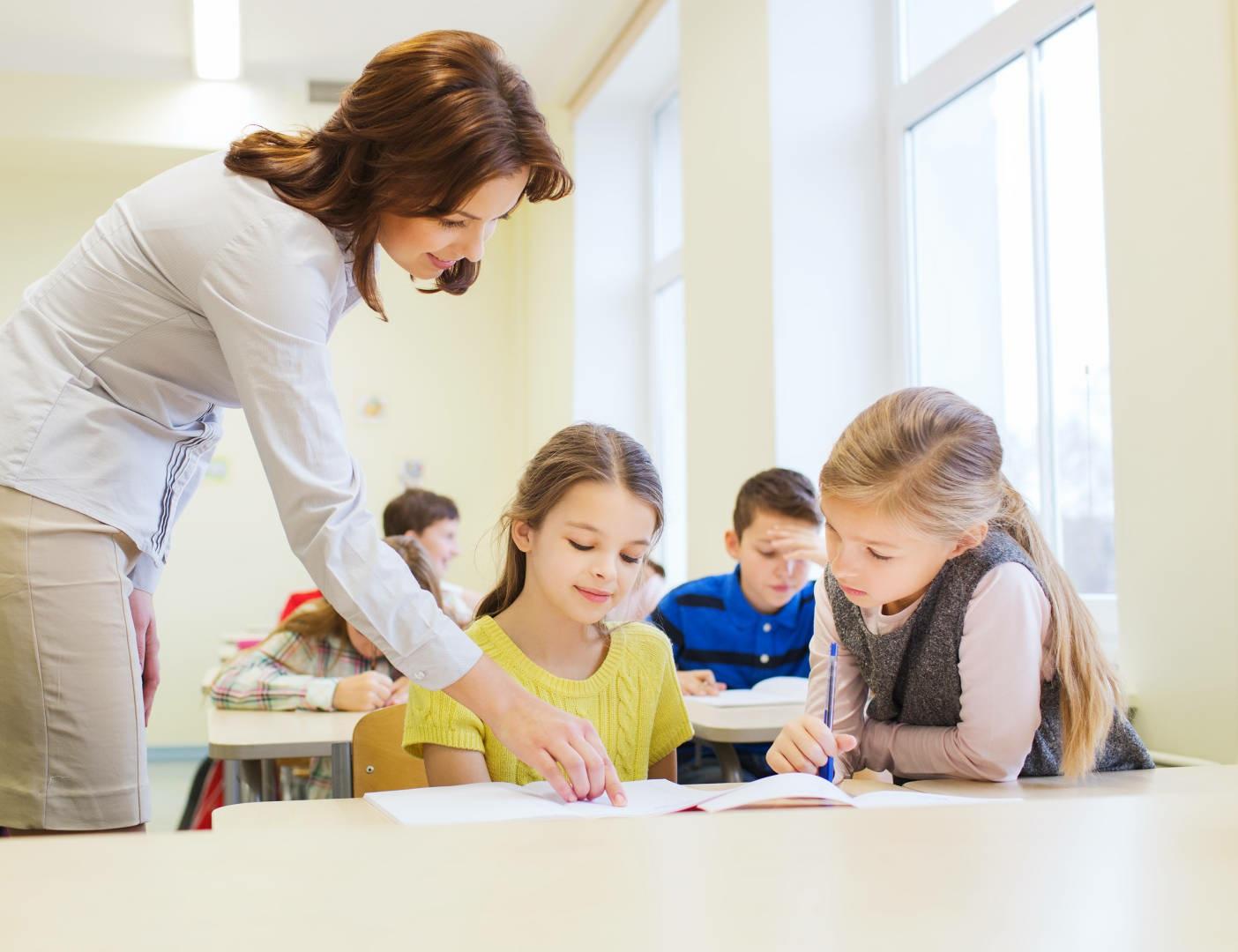 Leerlingen van ZML de Ark Oud-Beijerland krijgen begeleiding van een lerares in de klas. Leerlingen van ZML de Ark Oud-Beijerland krijgen begeleiding van een lerares in de klas.
