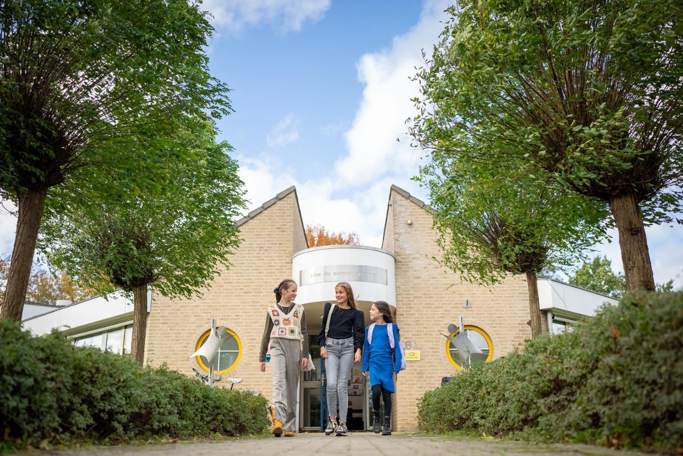 Leerlingen wandelen vrolijk voor de Openbare Basisschool De Samensprong in Grubbenvorst. Leerlingen wandelen vrolijk voor de Openbare Basisschool De Samensprong in Grubbenvorst.