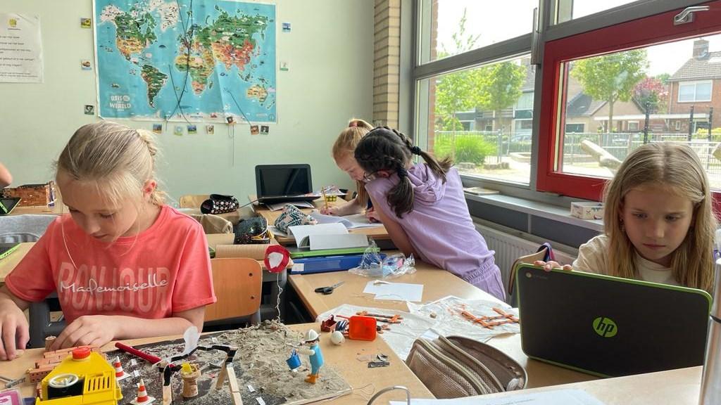 Leerlingen werken aan projecten in de klas van RK Basisschool De Bolderik in Hank. Leerlingen werken aan projecten in de klas van RK Basisschool De Bolderik in Hank.
