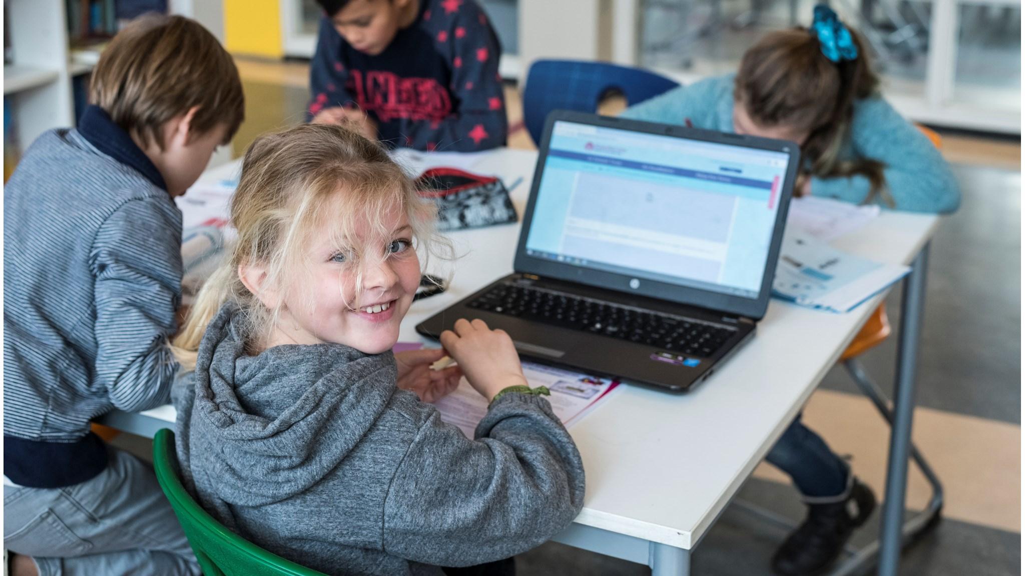 Leerlingen werken enthousiast aan hun projecten in de klas van de Prof. Kohnstammschool in Utrecht.