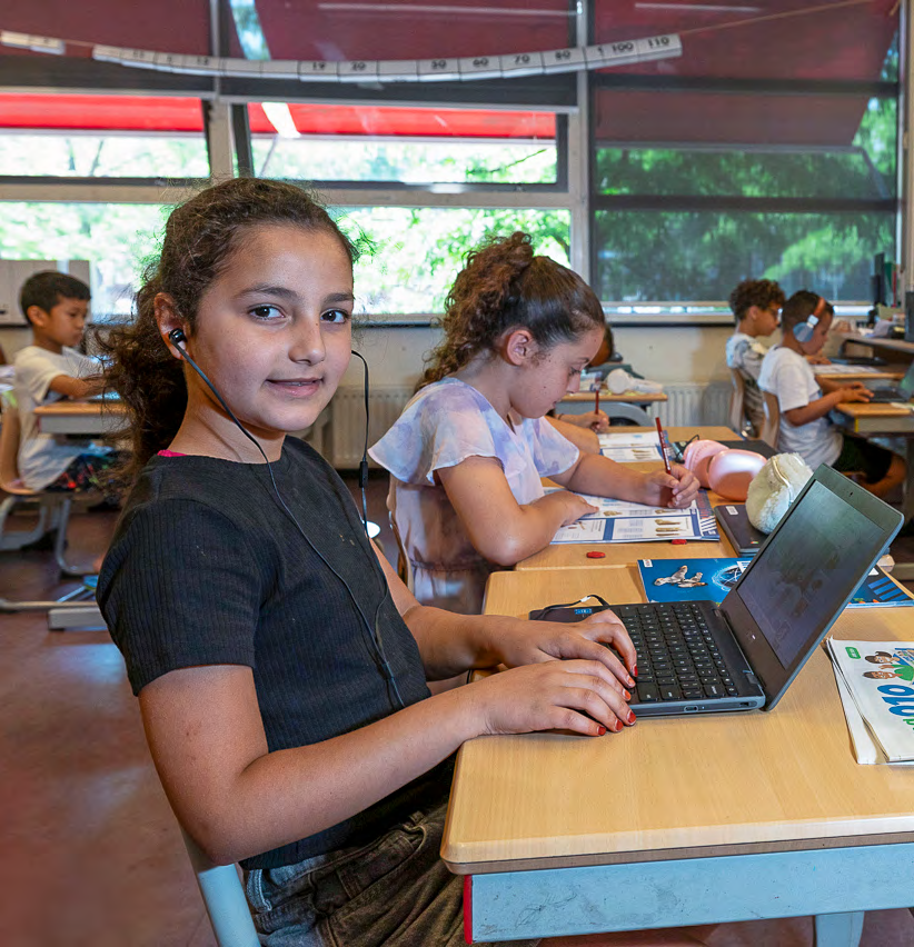 Leerlingen werken geconcentreerd aan hun laptops in CBS Mozaïek in Rotterdam.