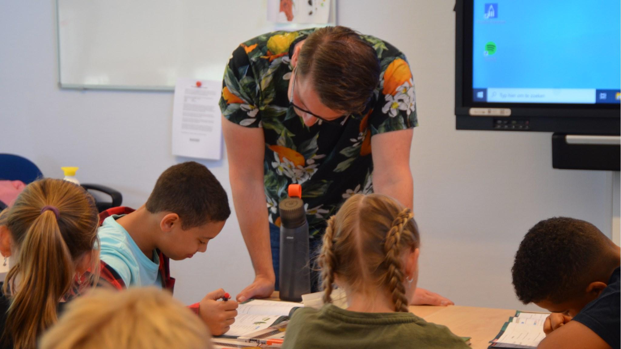 Leerlingen werken geconcentreerd aan laptops in de klas van Christelijke Basisschool De Regenboog in Reeuwijk. Leerlingen werken geconcentreerd aan laptops in de klas van Christelijke Basisschool De Regenboog in Reeuwijk.