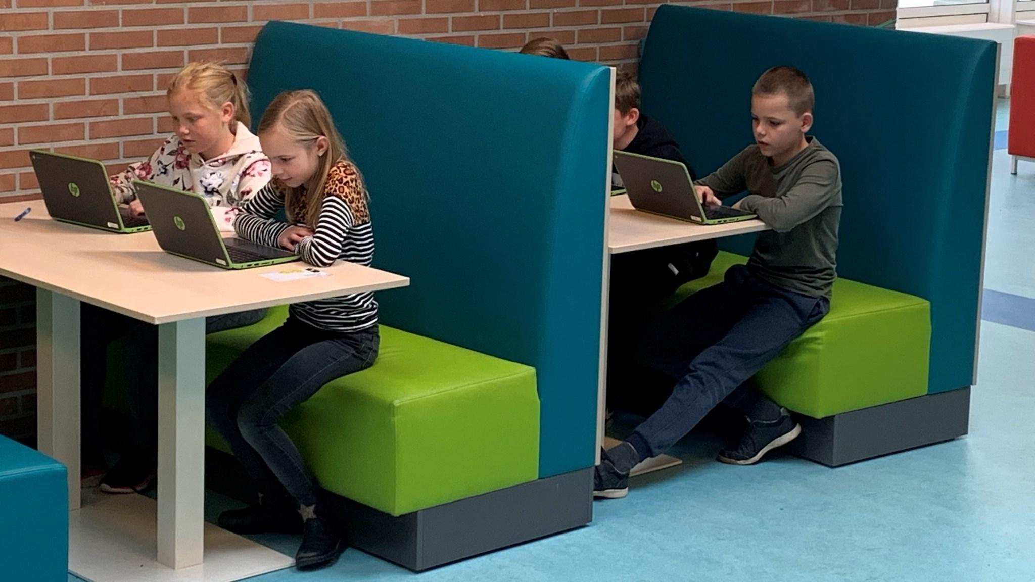 Leerlingen werken geconcentreerd op laptops in Openbare Basisschool De Slinge in Oldemarkt. Leerlingen werken geconcentreerd op laptops in Openbare Basisschool De Slinge in Oldemarkt.