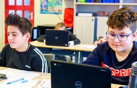 Leerlingen werken met laptops in de klas van basisschool Paulus in Enschede. Leerlingen werken met laptops in de klas van basisschool Paulus in Enschede.