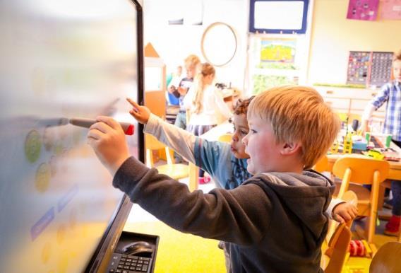 Leerlingen werken samen aan een digitaal schoolbord in de Gabriëlschool in Putten. Leerlingen werken samen aan een digitaal schoolbord in de Gabriëlschool in Putten.