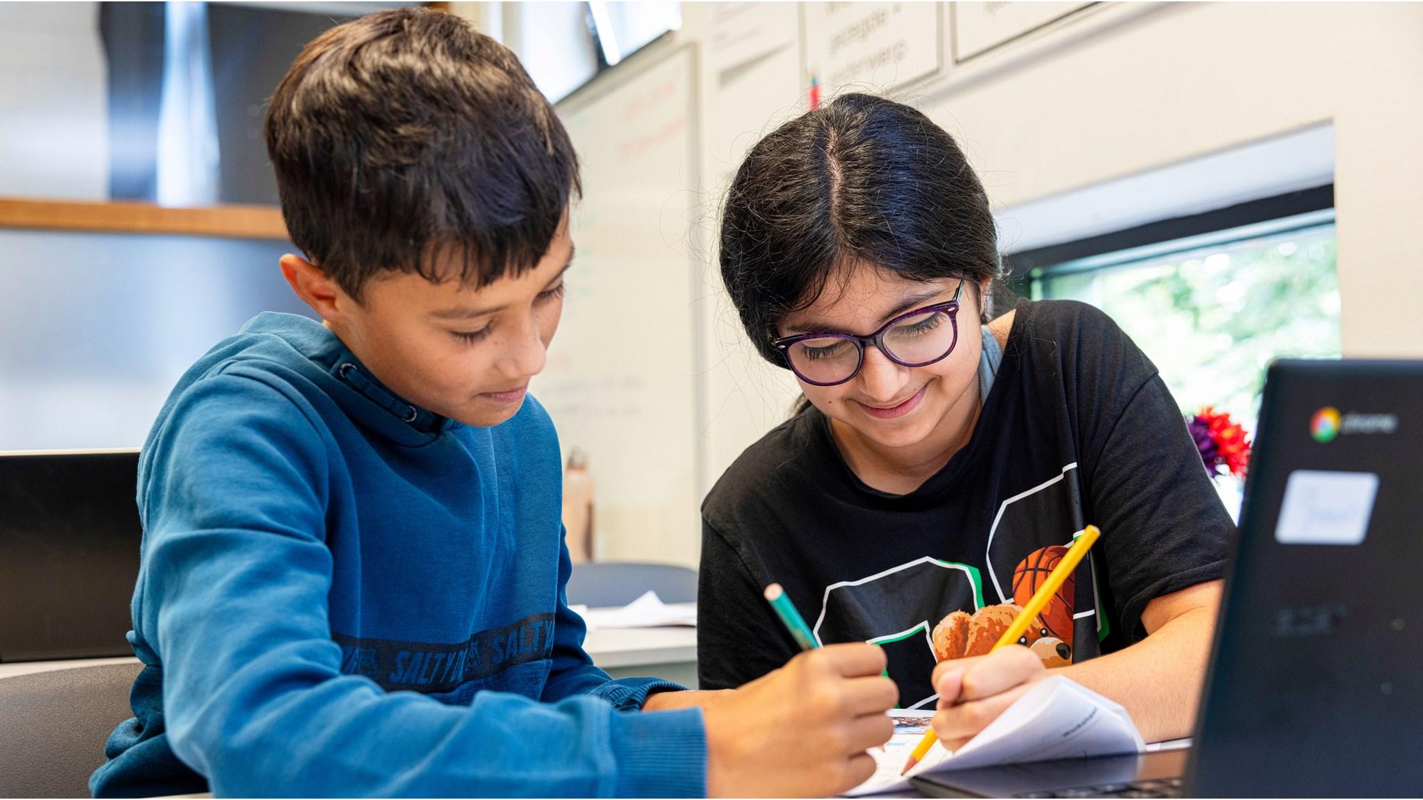 Leerlingen werken samen aan een opdracht op Openbare Basisschool De Zevensprong in Almere. Leerlingen werken samen aan een opdracht op Openbare Basisschool De Zevensprong in Almere.