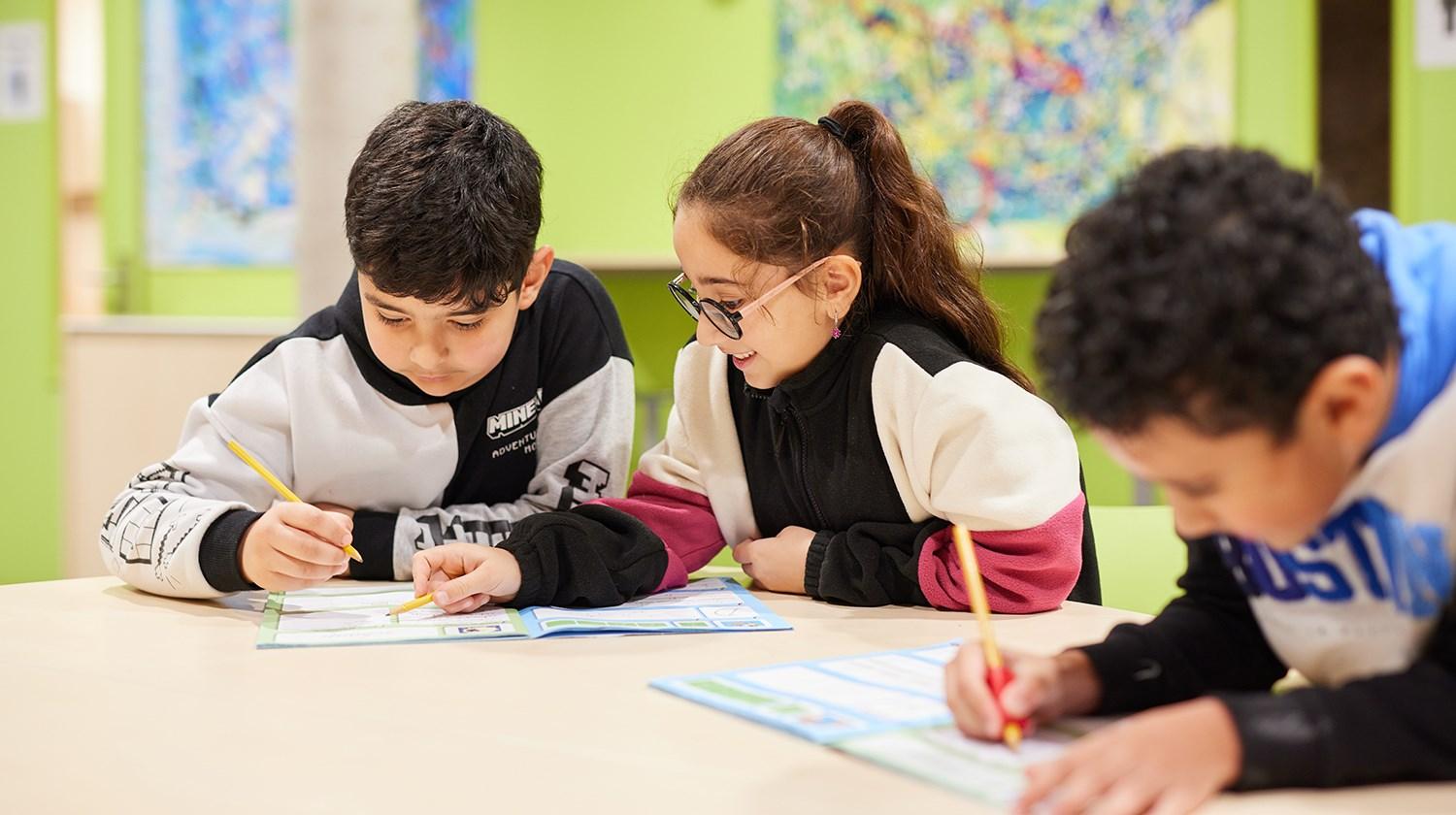 Leerlingen werken samen aan een project in Basisschool Antares in Tilburg. Leerlingen werken samen aan een project in Basisschool Antares in Tilburg.