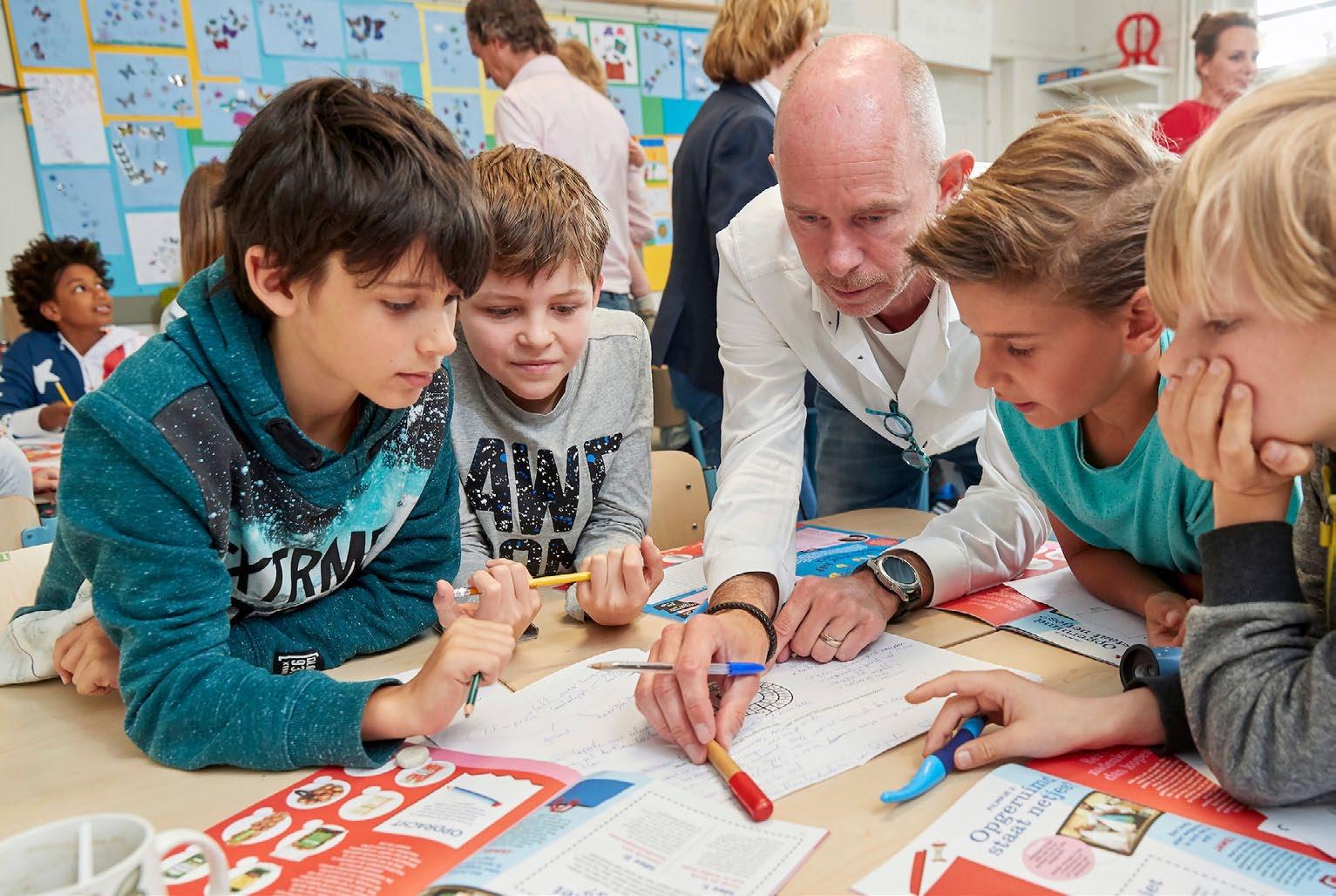 Leerlingen werken samen aan een project in de klas van de Houtrustschool in Den Haag. Leerlingen werken samen aan een project in de klas van de Houtrustschool in Den Haag.