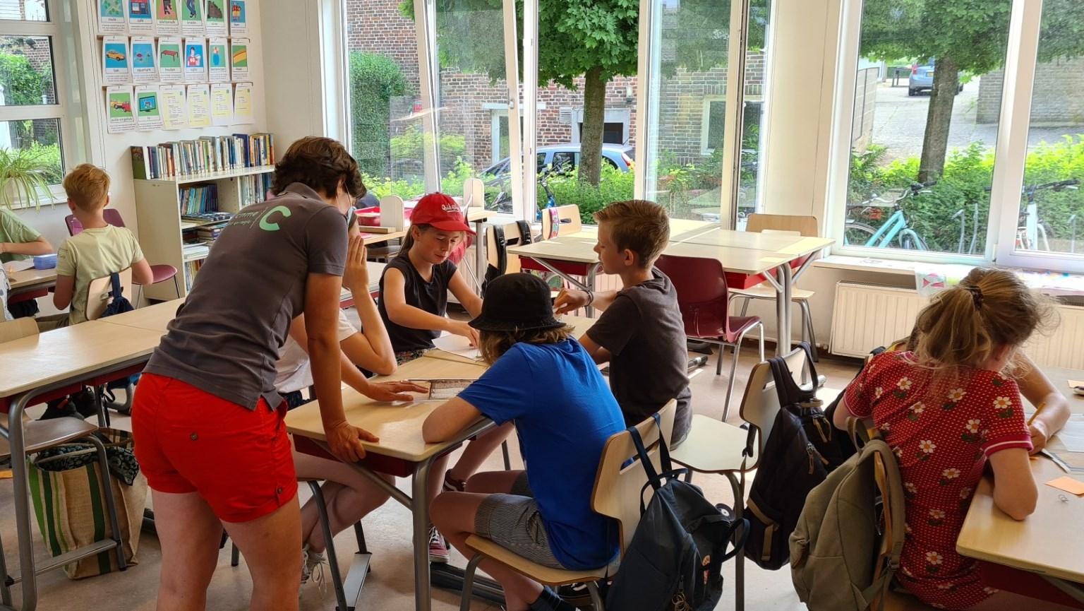 Leerlingen werken samen aan een project in het klaslokaal van Openbare Basisschool Mesch in Eijsden. Leerlingen werken samen aan een project in het klaslokaal van Openbare Basisschool Mesch in Eijsden.