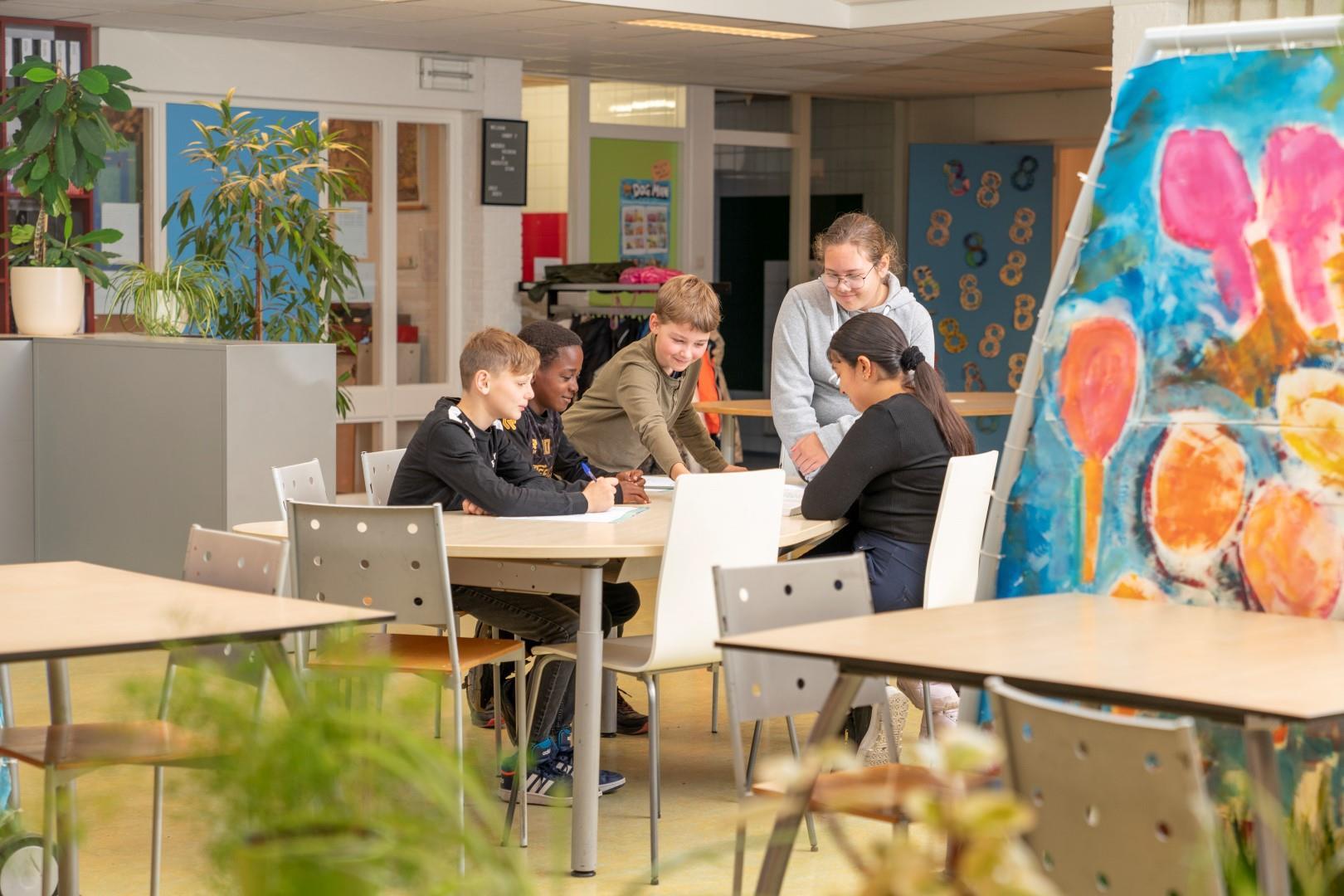 Leerlingen werken samen aan een project in het lokaal van IKC De Heerdstee in Groningen. Leerlingen werken samen aan een project in het lokaal van IKC De Heerdstee in Groningen.