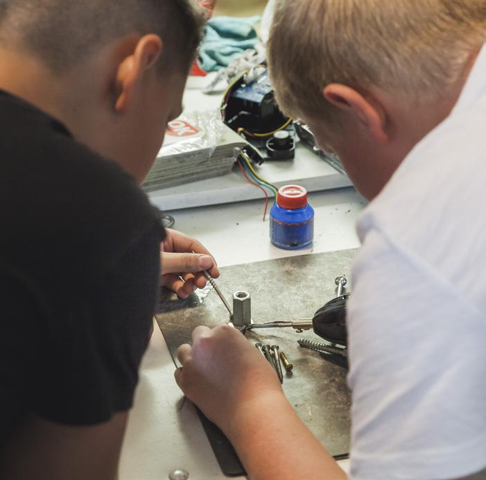 Leerlingen werken samen aan een techniekproject op Openbare Basisschool De Hasselbraam in Haaren. Leerlingen werken samen aan een techniekproject op Openbare Basisschool De Hasselbraam in Haaren.