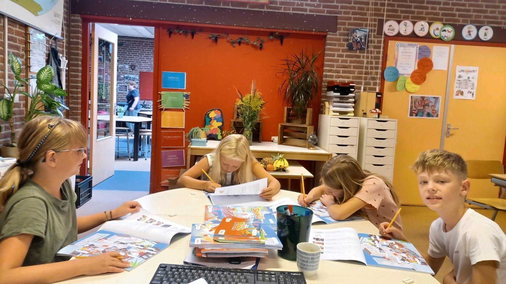 Leerlingen werken samen aan hun opdrachten in het klaslokaal van Christelijke Basisschool Het Kompas in Sint Philipsland. Leerlingen werken samen aan hun opdrachten in het klaslokaal van Christelijke Basisschool Het Kompas in Sint Philipsland.
