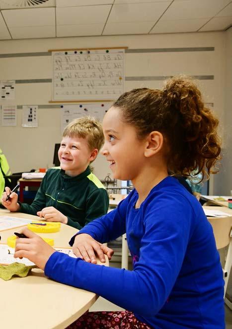 Leerlingen werken samen en hebben plezier in de klas van Christelijke Basisschool Avonturijn in Hilversum. Leerlingen werken samen en hebben plezier in de klas van Christelijke Basisschool Avonturijn in Hilversum.