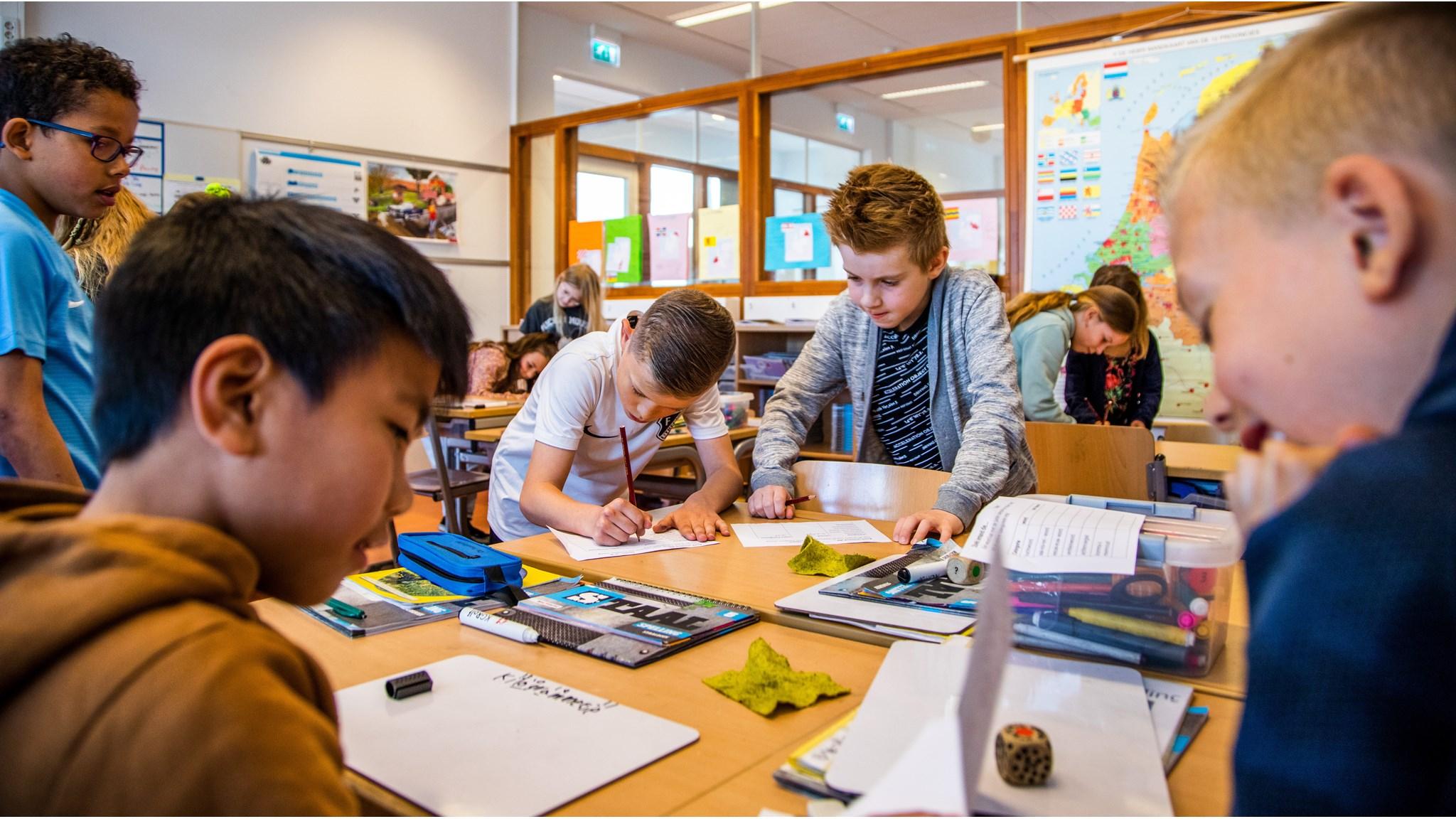Leerlingen werken samen in de klas van Blink in Vleuten. Leerlingen werken samen in de klas van Blink in Vleuten.
