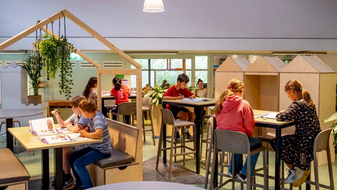Leerlingen werken samen in de klas van de R.K. basisschool St. Josephschool in Hooglanderveen. Leerlingen werken samen in de klas van de R.K. basisschool St. Josephschool in Hooglanderveen.