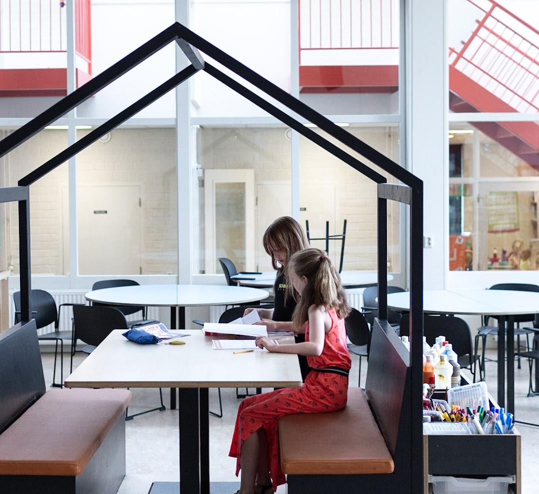 Leerlingen werken samen in een creatieve ruimte van Kindcentrum de KAS in Waddinxveen. Leerlingen werken samen in een creatieve ruimte van Kindcentrum de KAS in Waddinxveen.