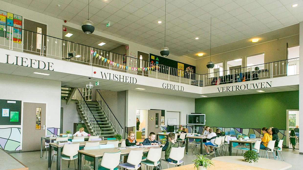 Leerlingen werken samen in het moderne binnenplein van de Jan Ligthartschool in Wapenveld. Leerlingen werken samen in het moderne binnenplein van de Jan Ligthartschool in Wapenveld.