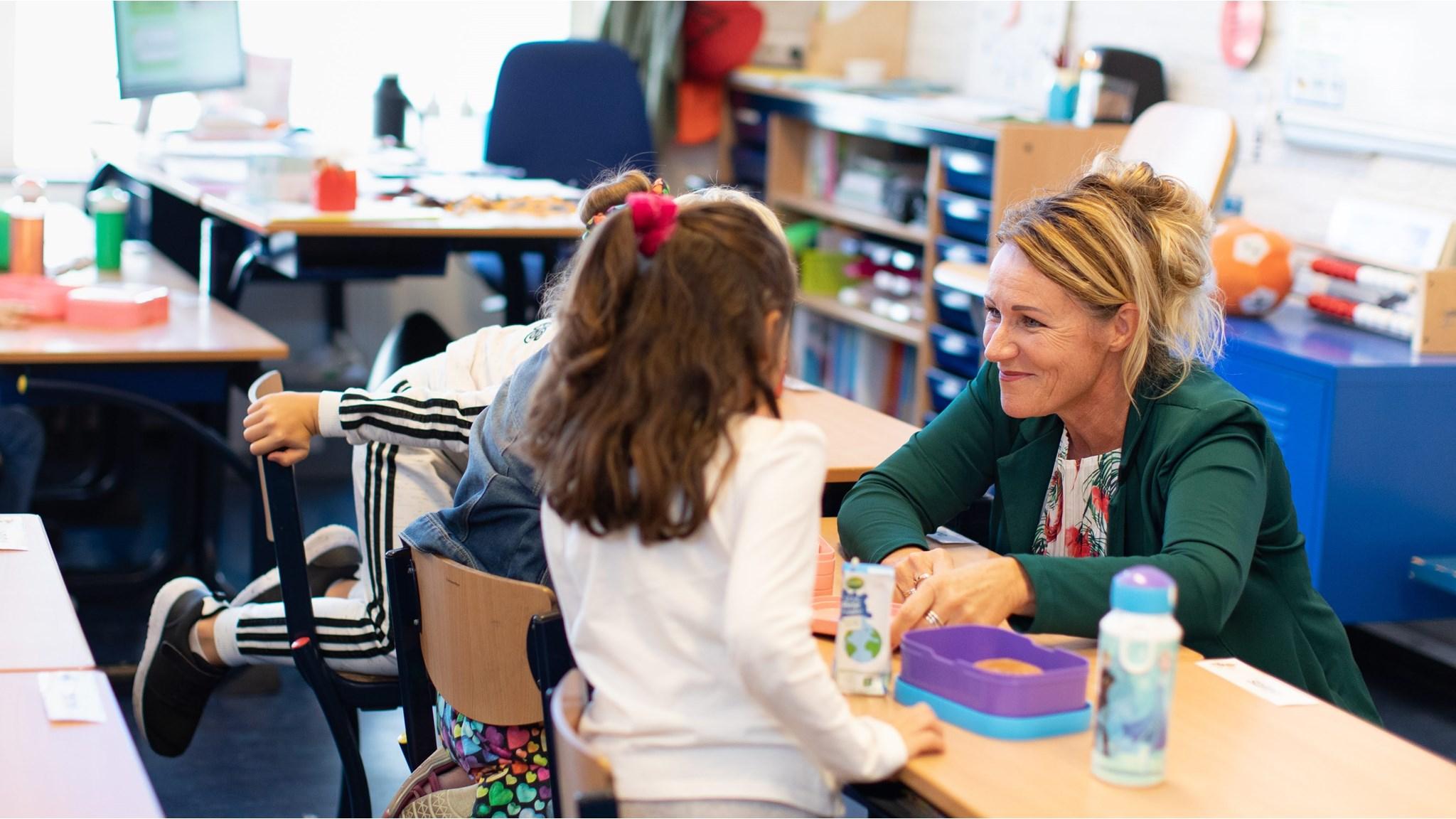 Leerlingen werken samen met een docent in de klas van De Fontein in Harmelen. Leerlingen werken samen met een docent in de klas van De Fontein in Harmelen.
