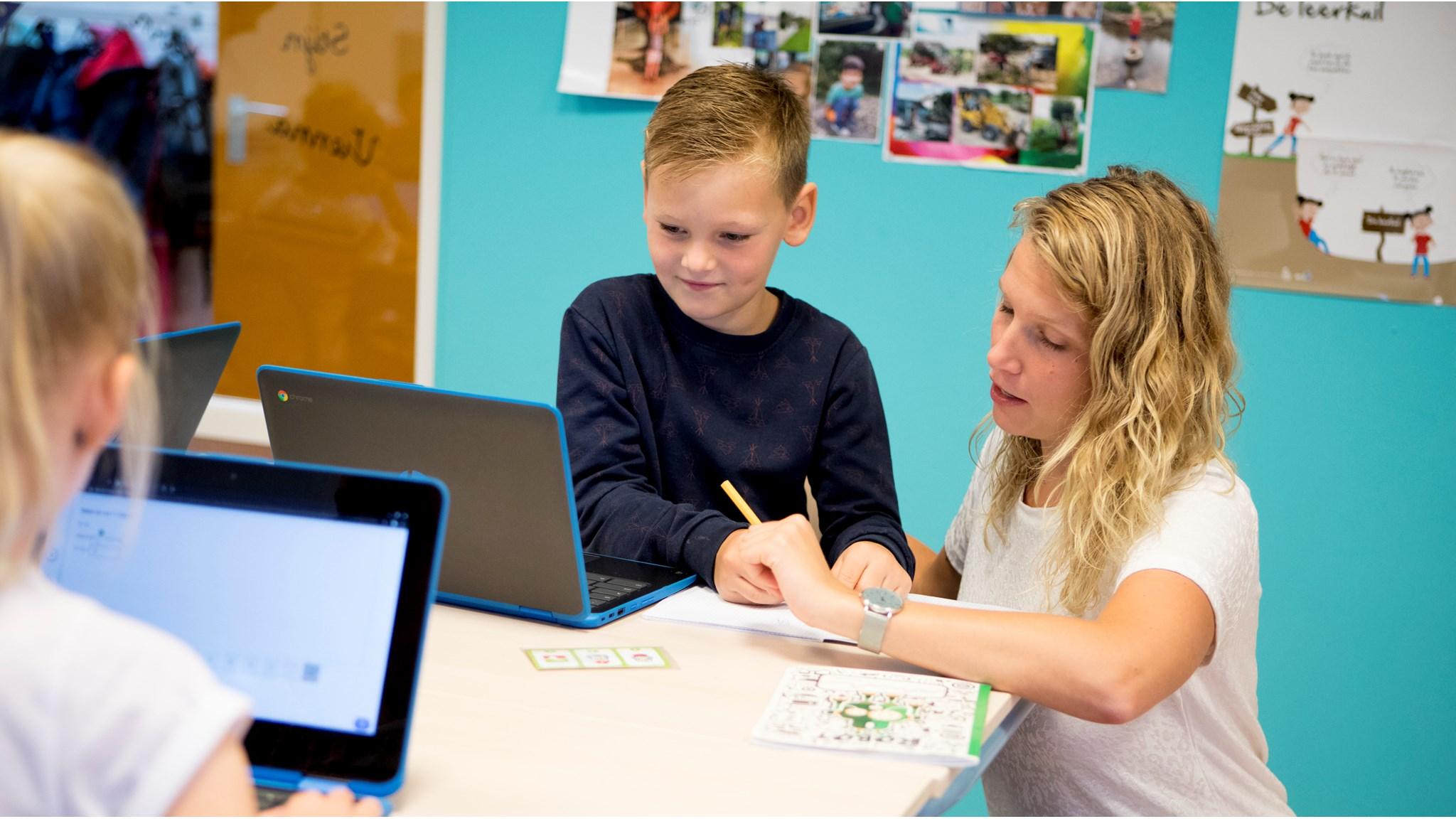 Leerlingen werken samen met een docente aan RK Basisschool De Bron in Reeuwijk. Leerlingen werken samen met een docente aan RK Basisschool De Bron in Reeuwijk.