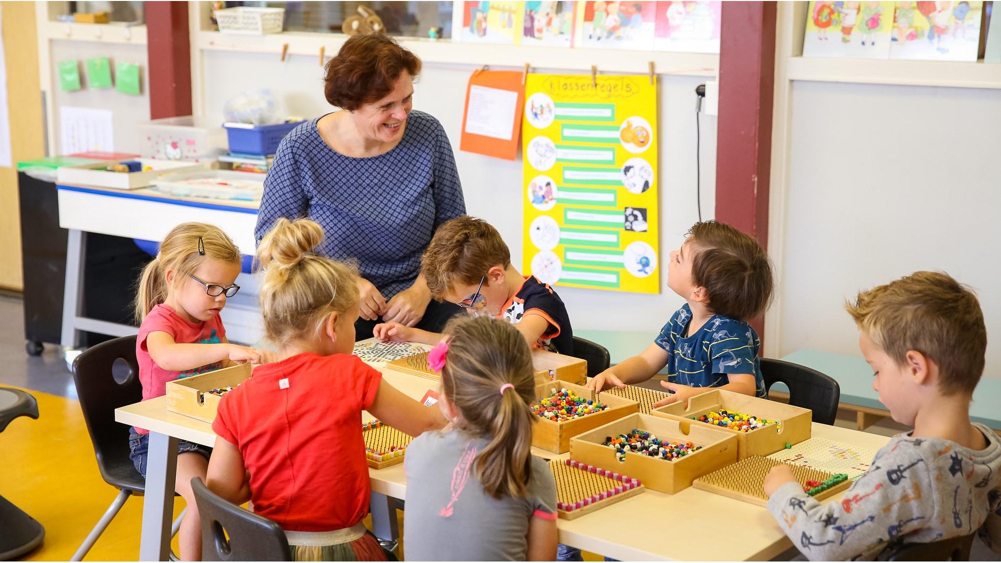 Leerlingen werken samen met een lerares aan creatieve projecten in Basisschool St Joan in Soerendonk. Leerlingen werken samen met een lerares aan creatieve projecten in Basisschool St Joan in Soerendonk.
