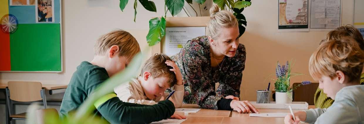 Leerlingen werken samen met een lerares aan hun opdrachten in Basisschool M Wiegman in Bergen (Noord-Holland). Leerlingen werken samen met een lerares aan hun opdrachten in Basisschool M Wiegman in Bergen (Noord-Holland).