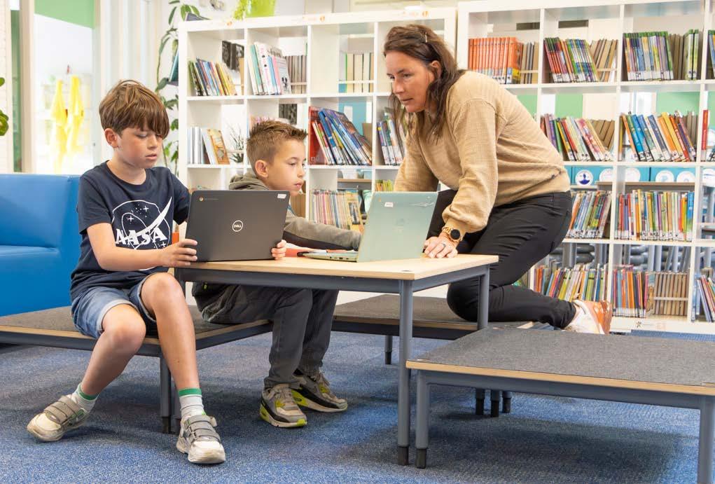 Leerlingen werken samen met een lerares in de bibliotheek van de Palmenhof in Middelburg. Leerlingen werken samen met een lerares in de bibliotheek van de Palmenhof in Middelburg.