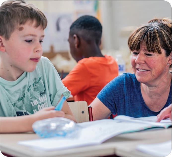 Leerlingen werken samen met een teacher aan Openbare Basisschool Liereland in Alkmaar. Leerlingen werken samen met een teacher aan Openbare Basisschool Liereland in Alkmaar.