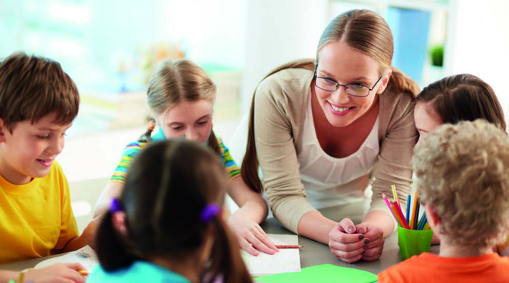 Leerlingen werken samen met hun lerares aan creatieve activiteiten bij Openbare Basisschool De Piramide in Ridderkerk. Leerlingen werken samen met hun lerares aan creatieve activiteiten bij Openbare Basisschool De Piramide in Ridderkerk.