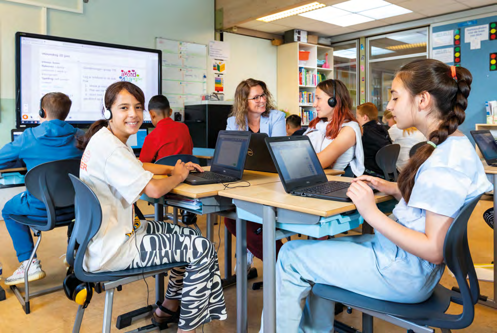 Leerlingen werken samen met laptops in Kindcentrum De Buskes in Rotterdam. Leerlingen werken samen met laptops in Kindcentrum De Buskes in Rotterdam.