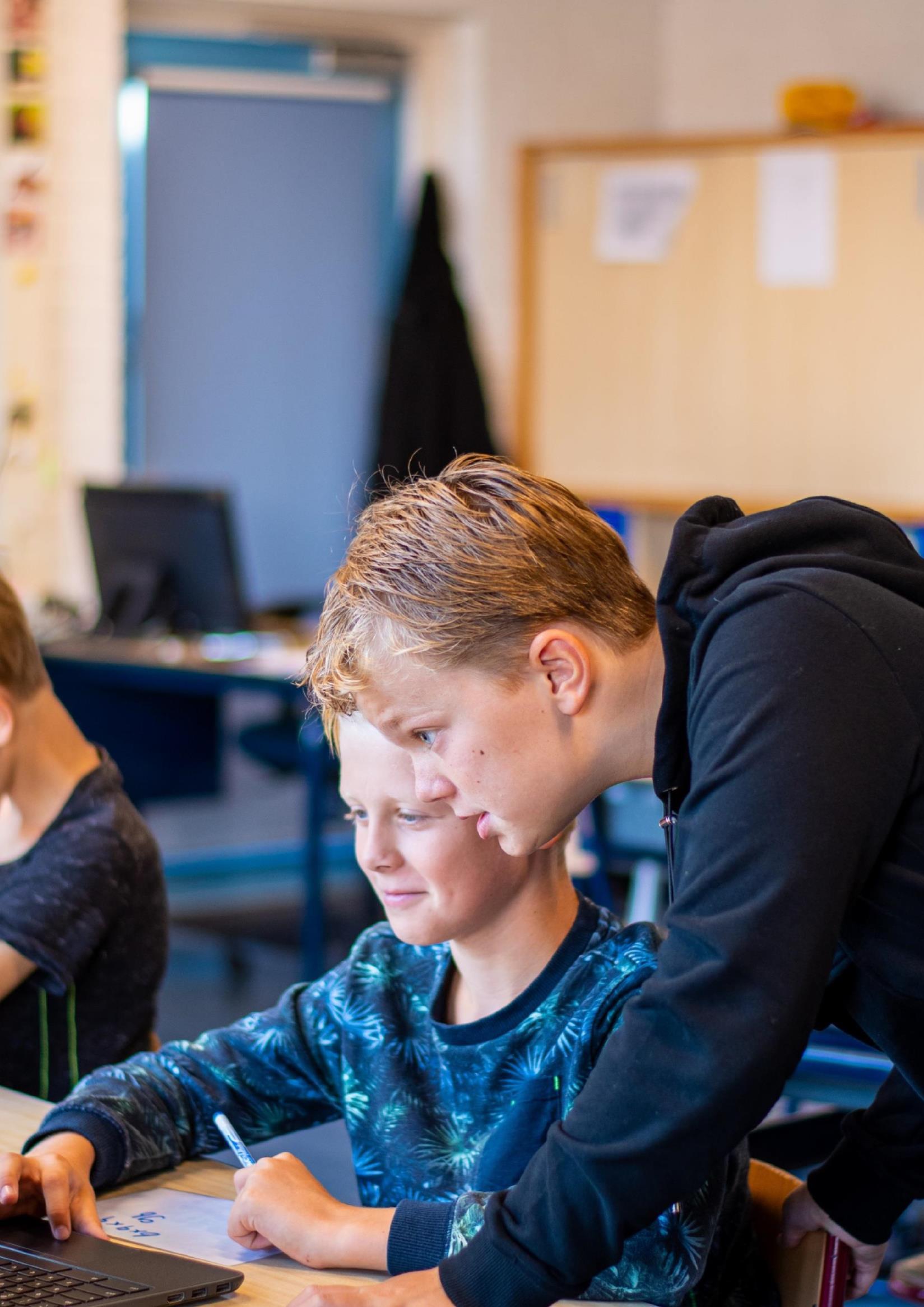 Leerlingen zijn actief aan het samenwerken op CBS De Adelaar in Wolvega. Leerlingen zijn actief aan het samenwerken op CBS De Adelaar in Wolvega.