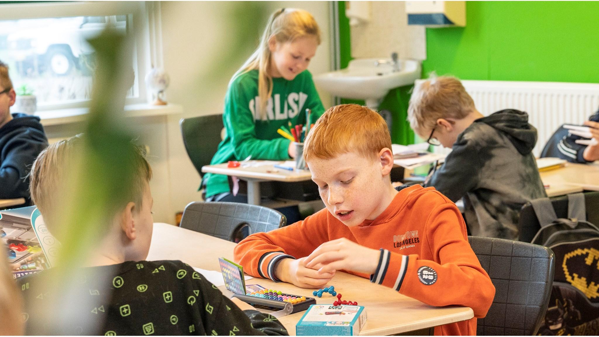 Leerlingen zijn actief aan het werk in de klas van Openbare basisschool School 75 in Nieuw-Buinen. Leerlingen zijn actief aan het werk in de klas van Openbare basisschool School 75 in Nieuw-Buinen.