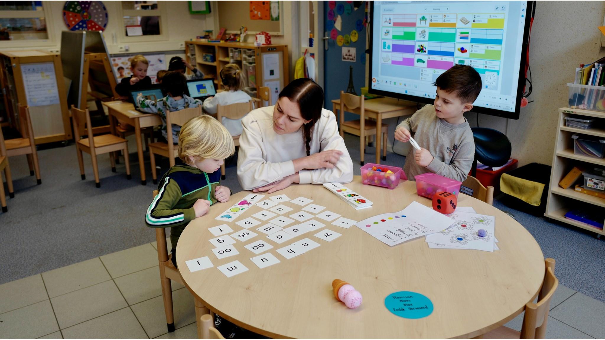 Leerlingen zijn actief bezig met lesmateriaal onder begeleiding van een docent op Openbare Basisschool Klim-op in Hoornaar. Leerlingen zijn actief bezig met lesmateriaal onder begeleiding van een docent op Openbare Basisschool Klim-op in Hoornaar.