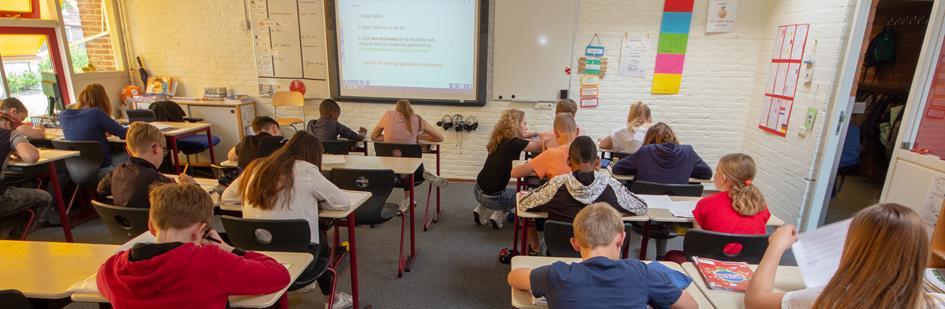 Leerlingen zitten geconcentreerd in de klas van IKC Alexia in Leeuwarden. Leerlingen zitten geconcentreerd in de klas van IKC Alexia in Leeuwarden.