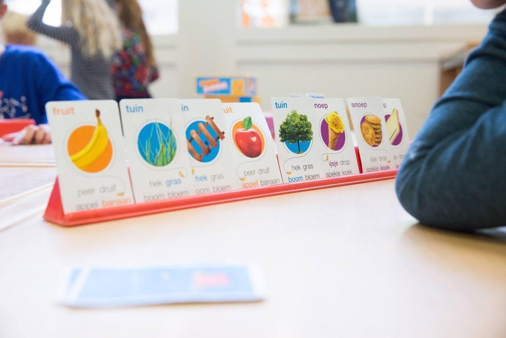 Leermiddelen met afbeeldingen van fruit en planten in de klas van de Lourdesschool in Westbeemster. Leermiddelen met afbeeldingen van fruit en planten in de klas van de Lourdesschool in Westbeemster.