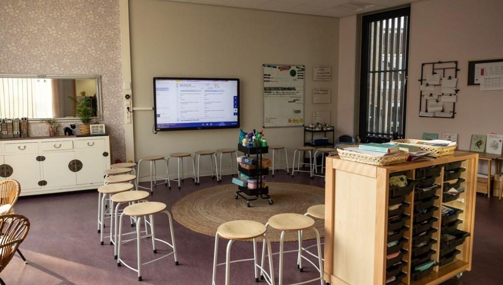 Leeromgeving van Openbare Jenaplan Basisschool Oldenije in Leeuwarden met een moderne inrichting en interactieve presentatiefaciliteiten.