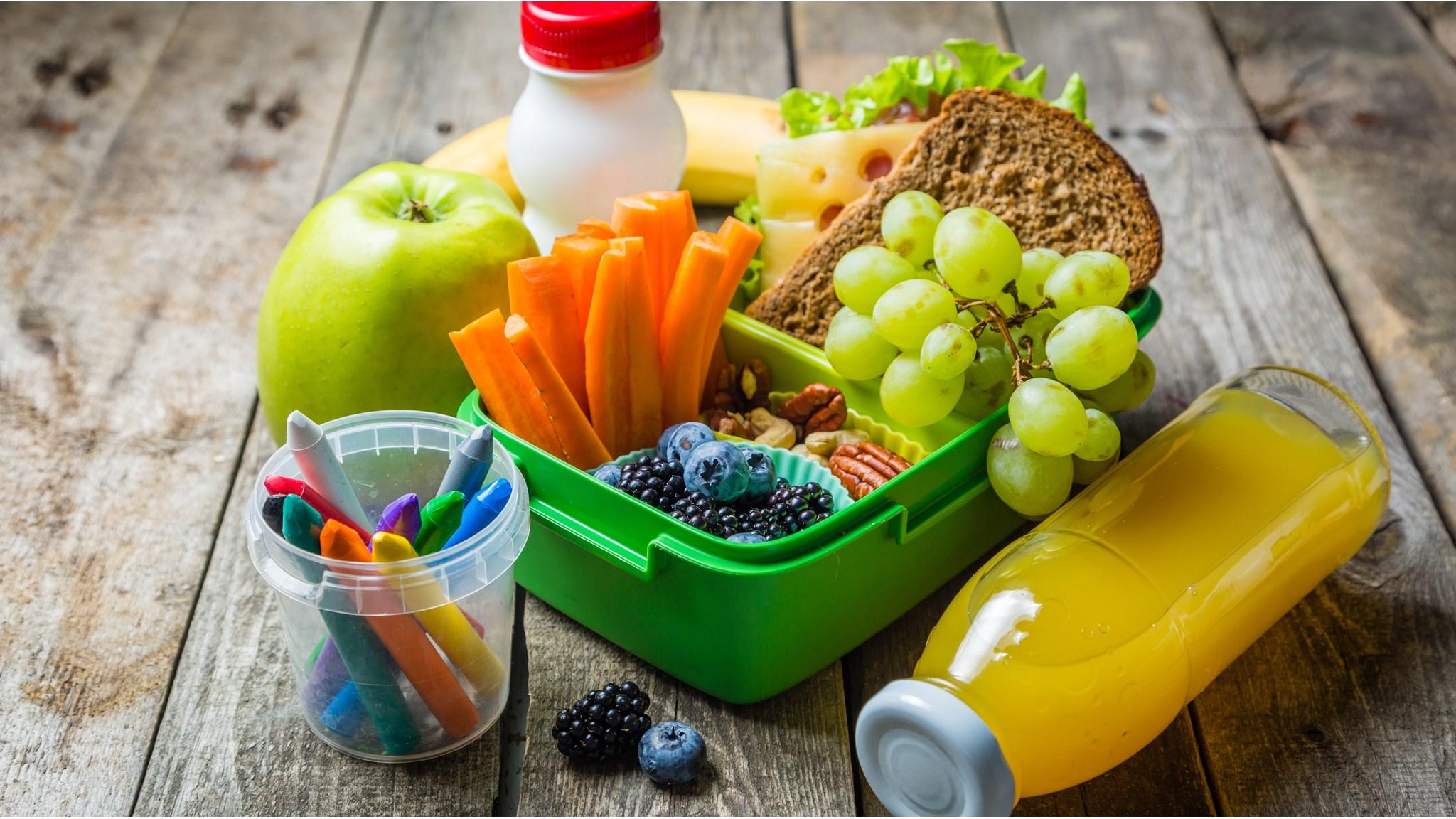 Lekker gezonde lunchbox met fruit, groenten en drank voor leerlingen van Basisschool Kameleon in Goirle. Lekker gezonde lunchbox met fruit, groenten en drank voor leerlingen van Basisschool Kameleon in Goirle.