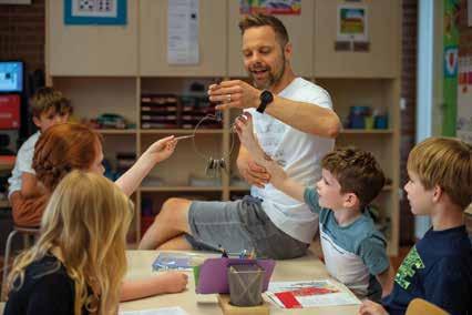 Leraar die experimenteert met leerlingen aan Openbare Basisschool De Bron in Deurne. Leraar die experimenteert met leerlingen aan Openbare Basisschool De Bron in Deurne.
