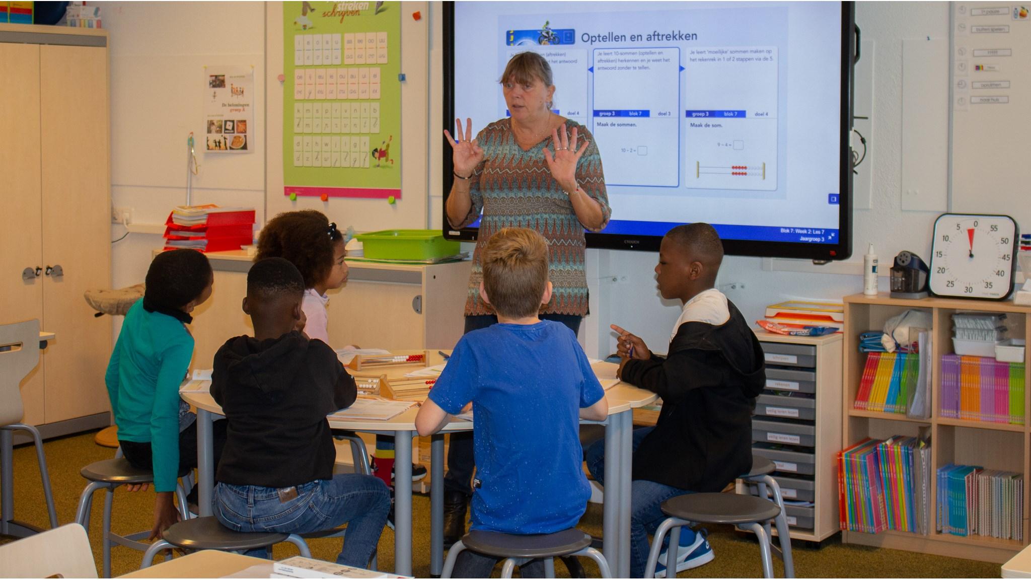 Leraar die lesgeeft aan leerlingen in een klaslokaal van Kindcentrum Montessori Hoorn in Hoorn (Noord-Holland). Leraar die lesgeeft aan leerlingen in een klaslokaal van Kindcentrum Montessori Hoorn in Hoorn (Noord-Holland).