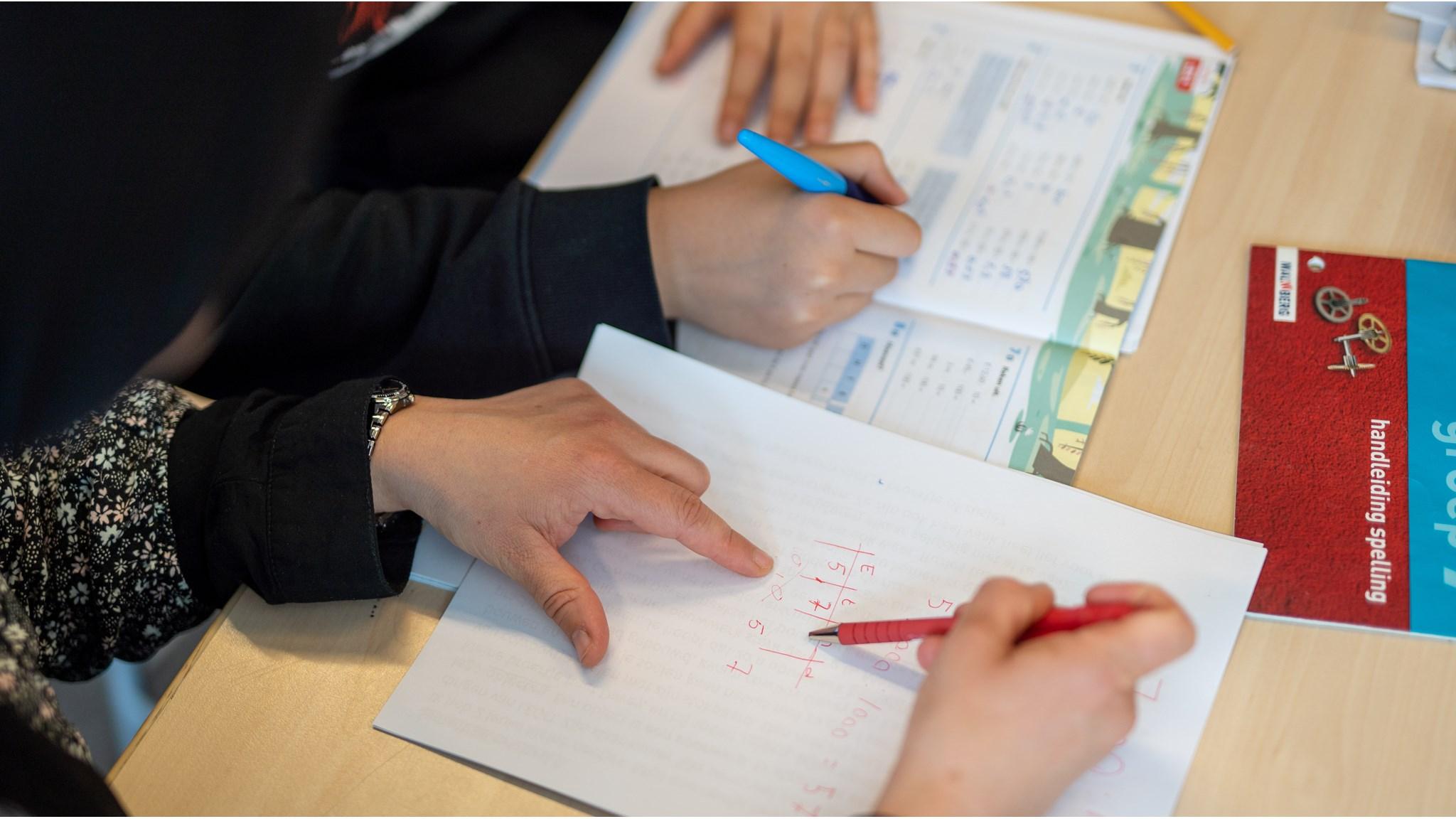 Leraren geven begeleiding aan leerlingen tijdens het leren in IKEC De Waterlelie in Leidschendam. Leraren geven begeleiding aan leerlingen tijdens het leren in IKEC De Waterlelie in Leidschendam.