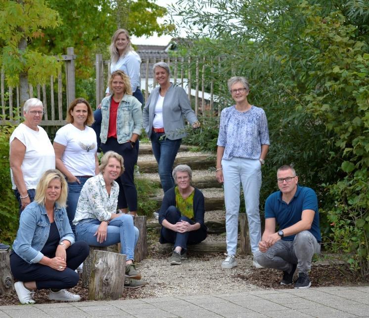 Leraren van Basisschool 't Kempken in Winterswijk Meddo poseren samen op het schoolplein.
