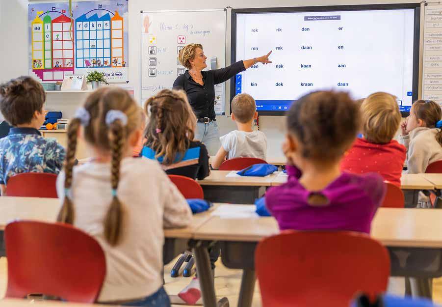 Lerares geeft instructies aan leerlingen in de klas van Protestants Christelijke Basisschool De Regenboog in Kortenhoef. Lerares geeft instructies aan leerlingen in de klas van Protestants Christelijke Basisschool De Regenboog in Kortenhoef.