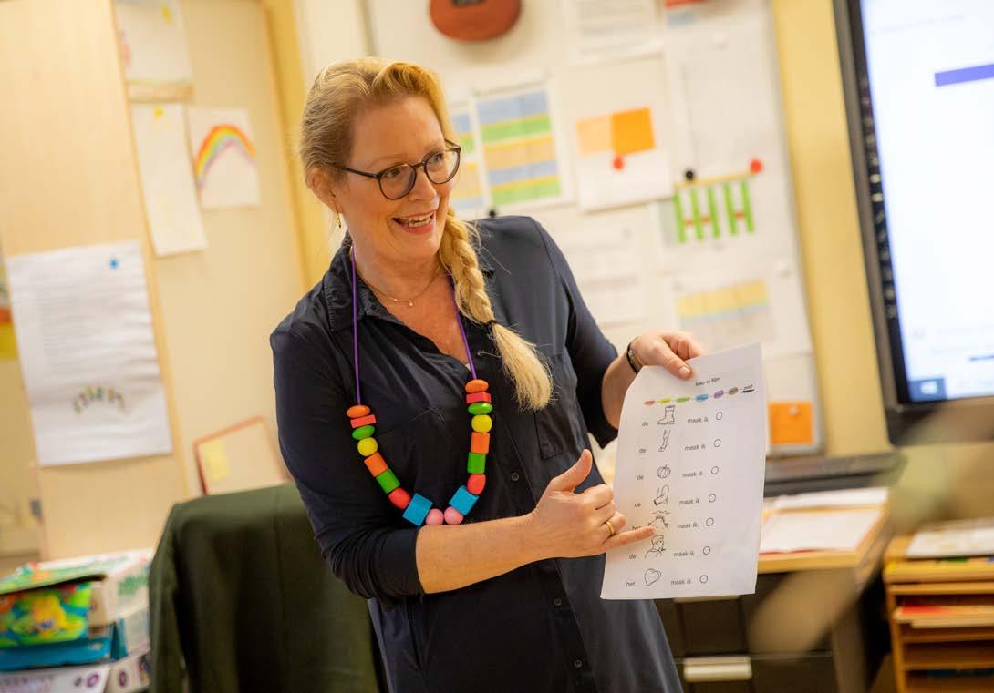 Lerares geeft instructies in de klas van P.C. basisschool De Bolster in Amersfoort. Lerares geeft instructies in de klas van P.C. basisschool De Bolster in Amersfoort.