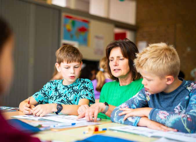 Lerares helpt leerlingen met hun werk in de Van Lingenschool in Zetten. Lerares helpt leerlingen met hun werk in de Van Lingenschool in Zetten.