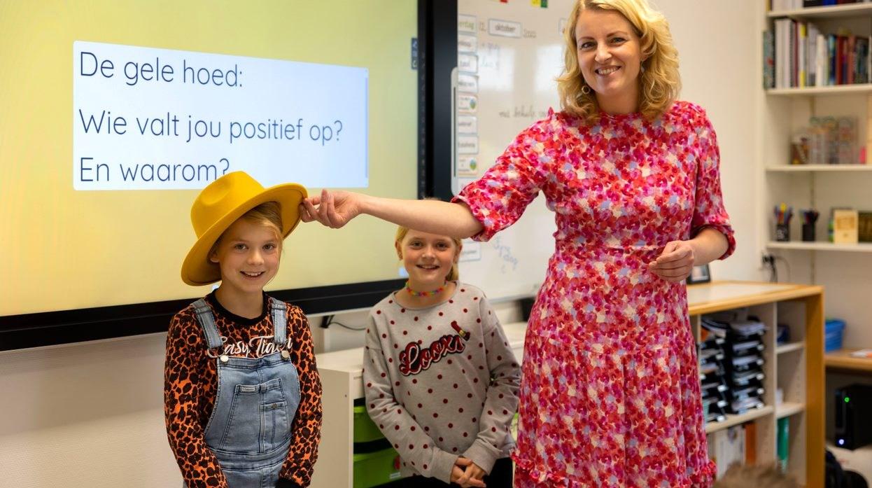 Lerares in De Bongerd in Oldenzaal maakt een interactief moment met leerlingen tijdens een les. Lerares in De Bongerd in Oldenzaal maakt een interactief moment met leerlingen tijdens een les.