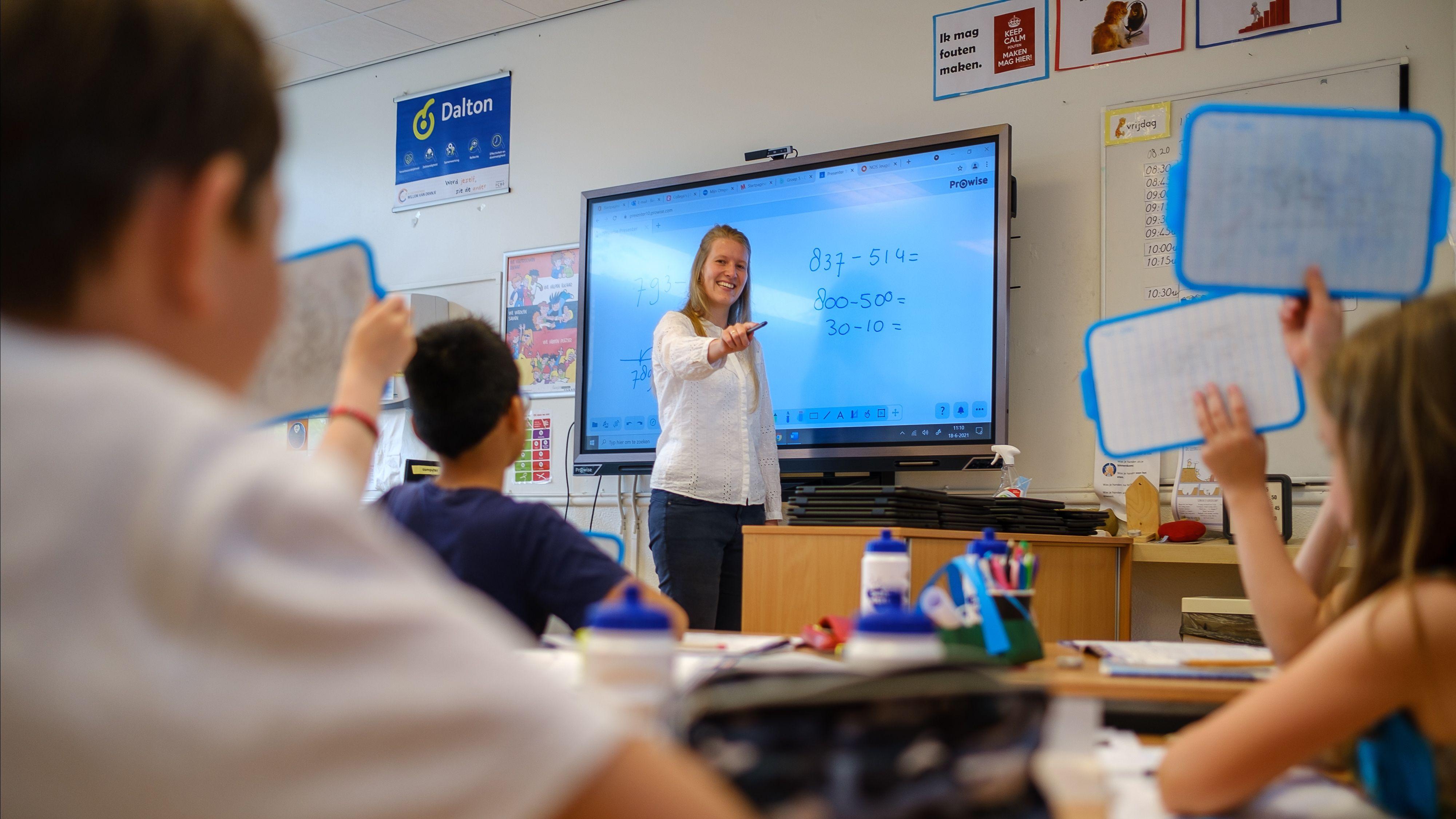 Lerares legt lesmateriaal uit aan leerlingen van de PC Daltonschool Willem van Oranje in Apeldoorn. Lerares legt lesmateriaal uit aan leerlingen van de PC Daltonschool Willem van Oranje in Apeldoorn.
