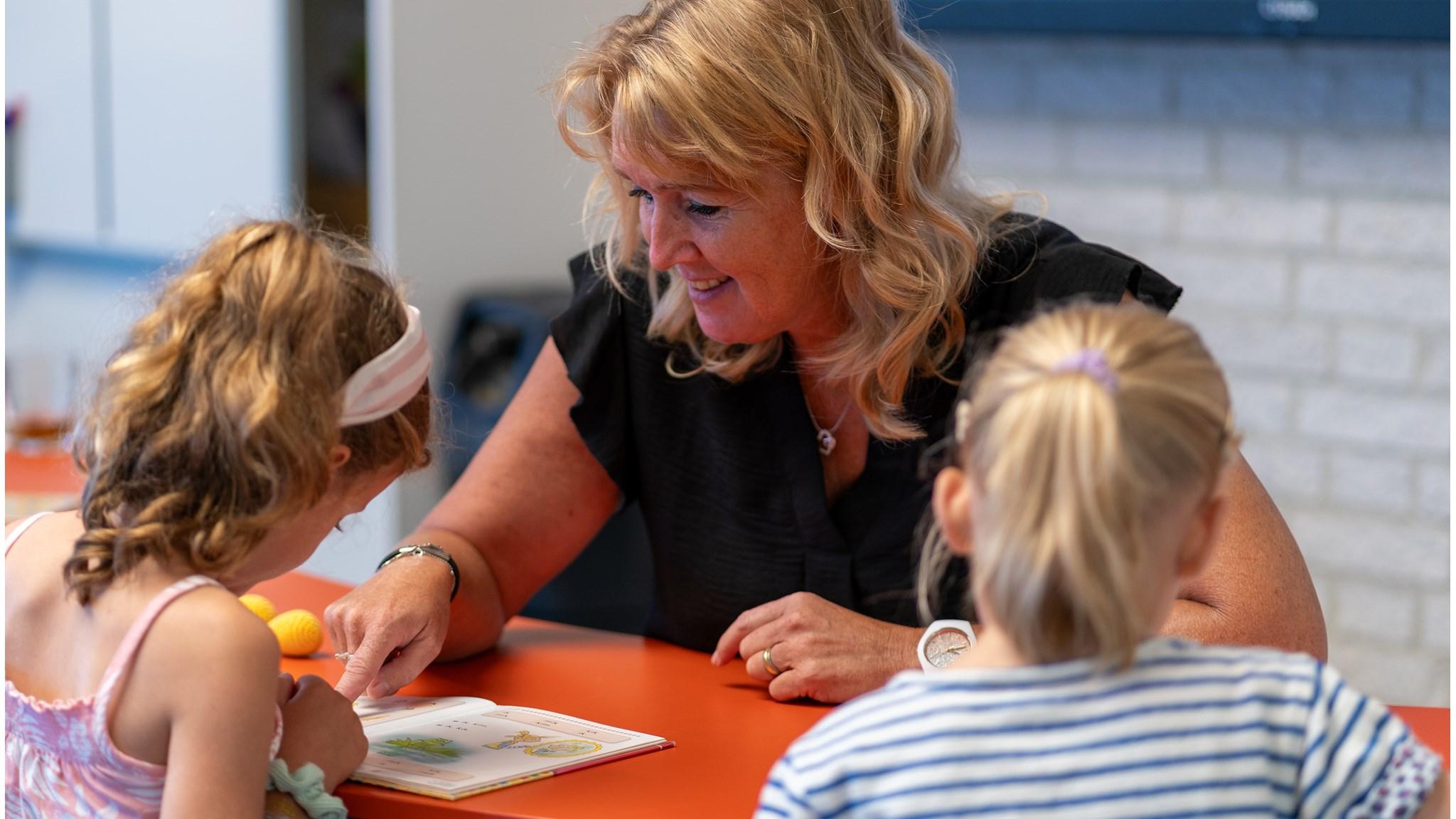 Lerares legt uit aan leerlingen tijdens een activiteit in de Mariaschool in Pijnacker. Lerares legt uit aan leerlingen tijdens een activiteit in de Mariaschool in Pijnacker.