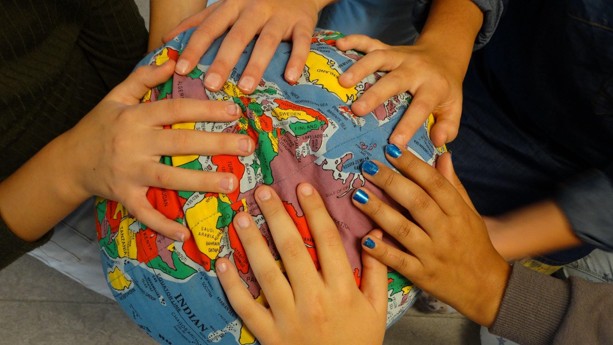 Leren en ontdekken met de wereldbol aan Openbare Basisschool De Delta Delfland in Purmerend. Leren en ontdekken met de wereldbol aan Openbare Basisschool De Delta Delfland in Purmerend.