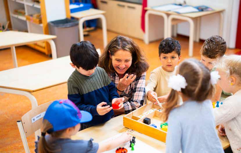 Leuke interactie tussen kinderen en een leerkracht in de Van Lingenschool in Zetten. Leuke interactie tussen kinderen en een leerkracht in de Van Lingenschool in Zetten.